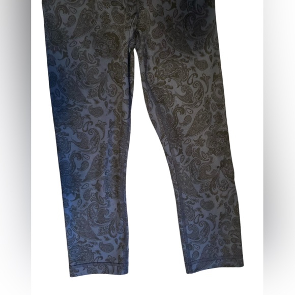 Authentic Lululemon Navy Blue Capri Leggings - Picture 4 of 8